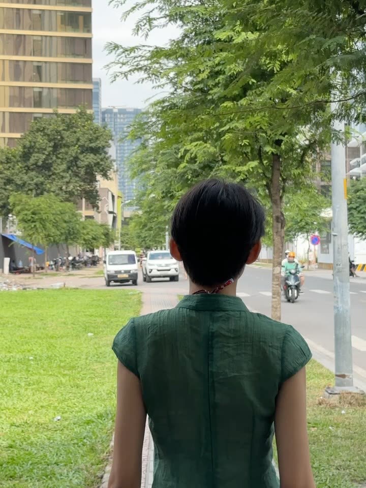 Thảo, Neenee, on the street, frame 5 of 10