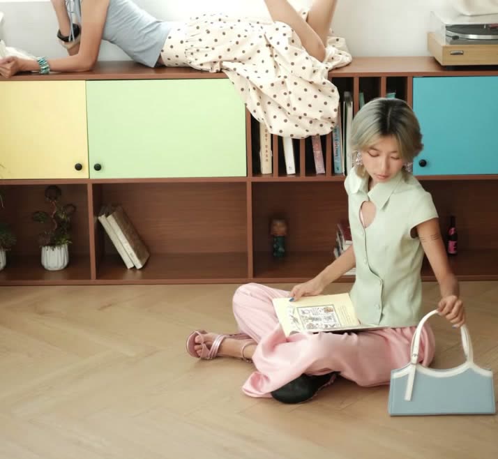 Thảo, On the job, frame 5 of 8